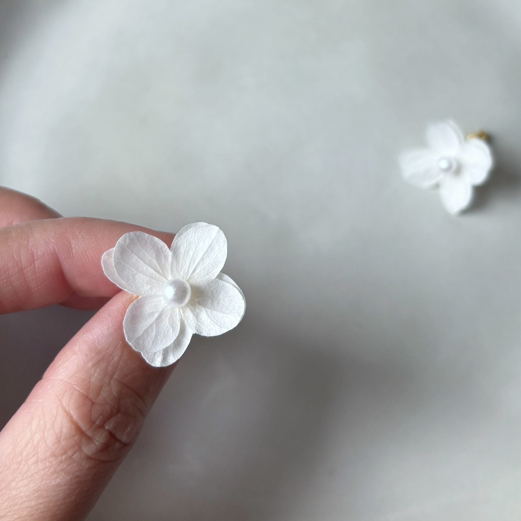 Parure bijoux mariage florale – boucles d’oreilles perle et hortensias stabilisés