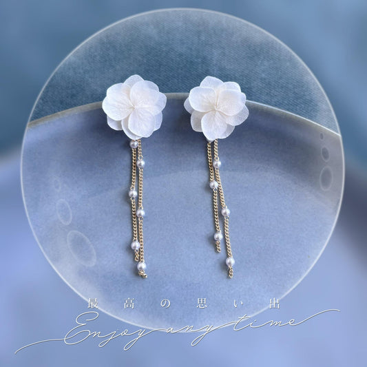 Boucles d’oreilles mariage en fleur stabilisée et perles, fait main par Hana&Alice