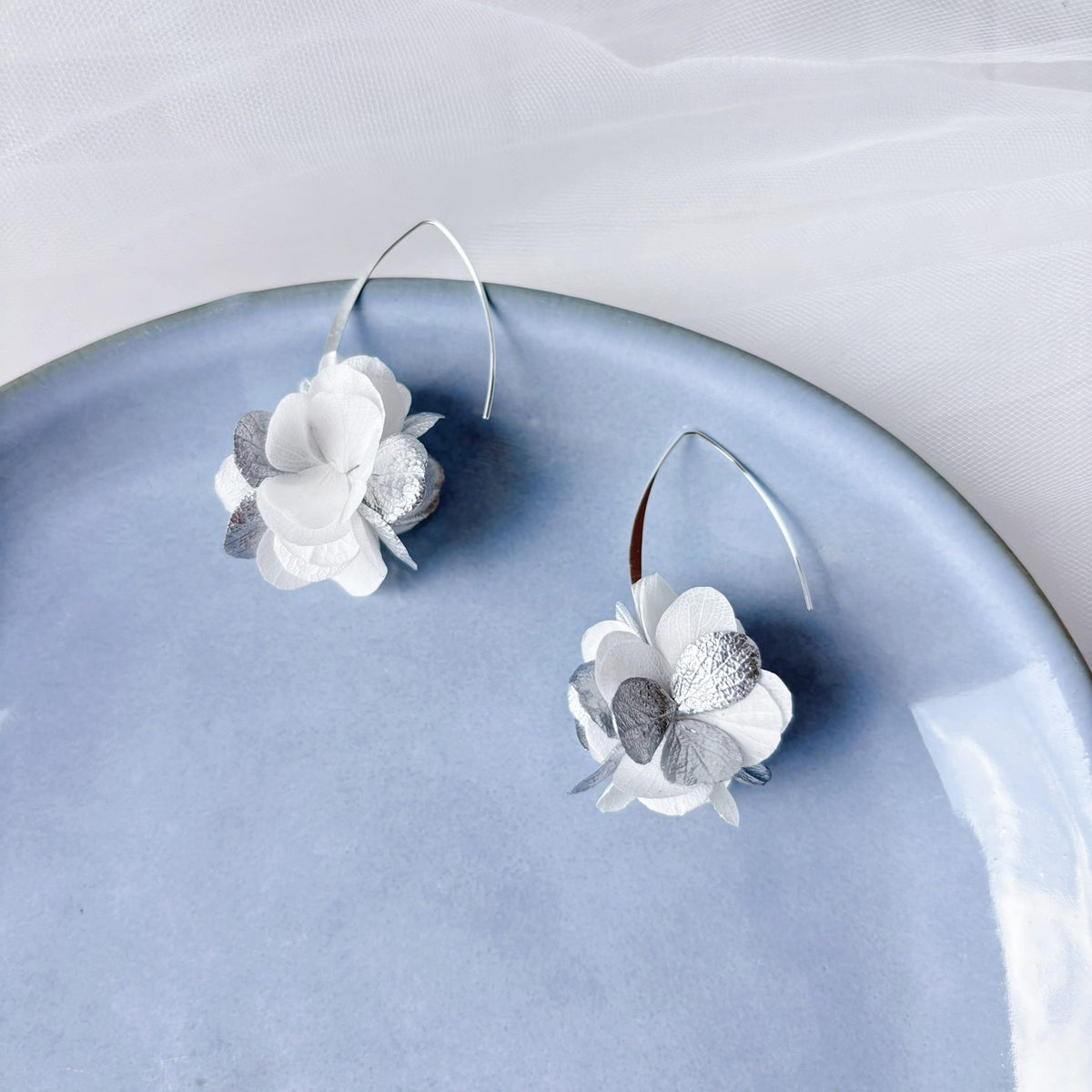 ZOE ORO/PLATA - Pendientes de boda en flor de hortensia estabilizada blanco y dorado/plateado