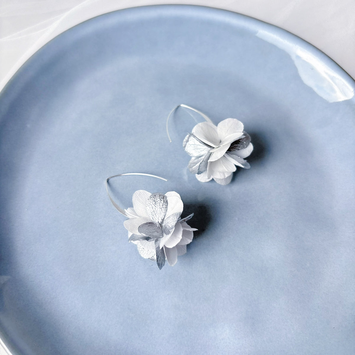 ZOE ORO/PLATA - Pendientes de boda en flor de hortensia estabilizada blanco y dorado/plateado