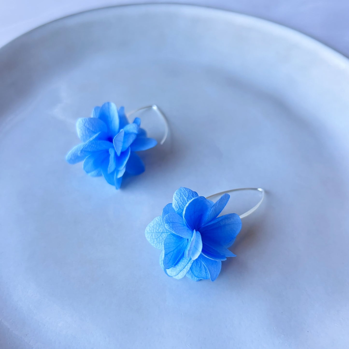 boucles d'oreilles pendantes fleur stabilisée bleue mariage bohème chic