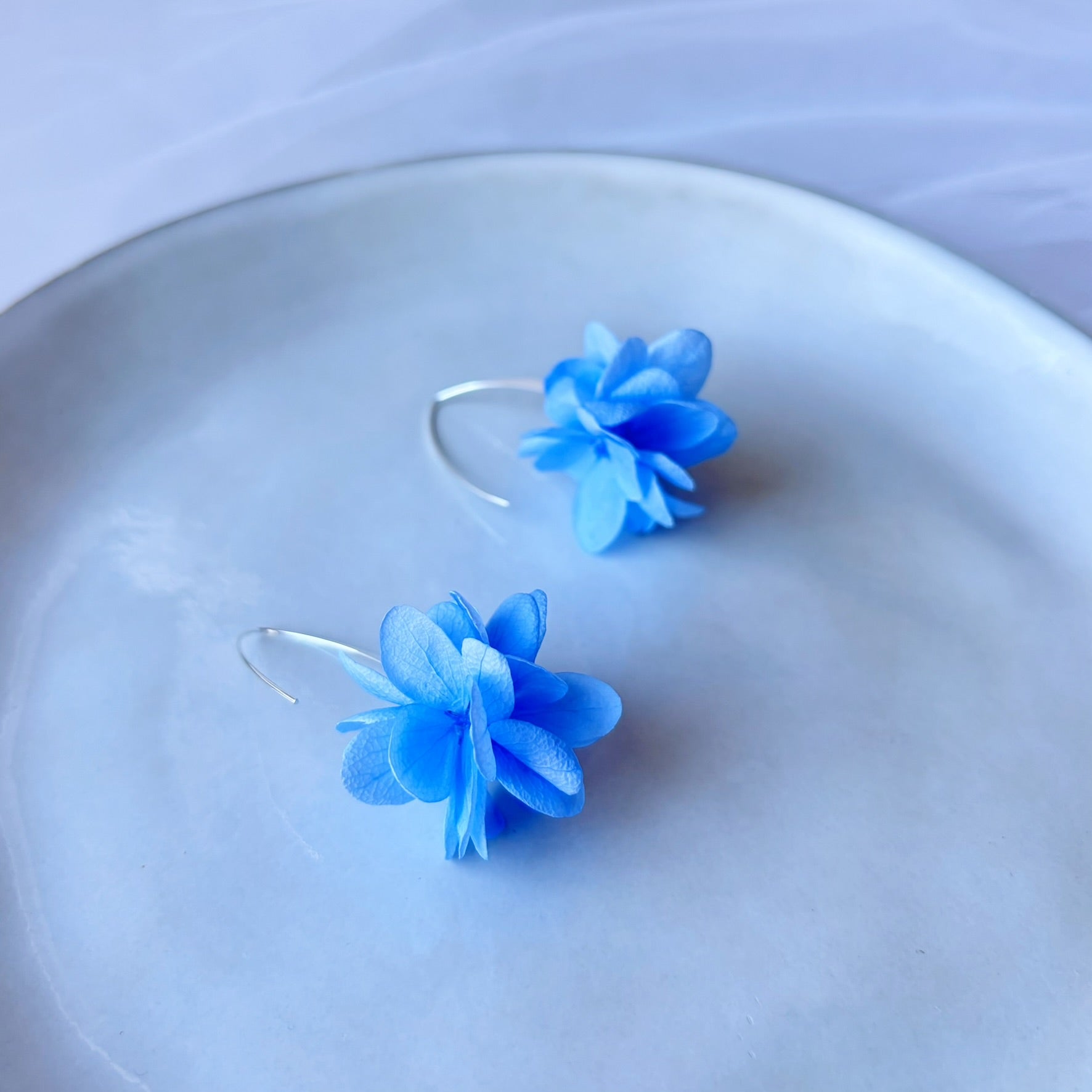 boucles d'oreilles mariage hortensias stabilisés bleus bijoux fleuris fait main