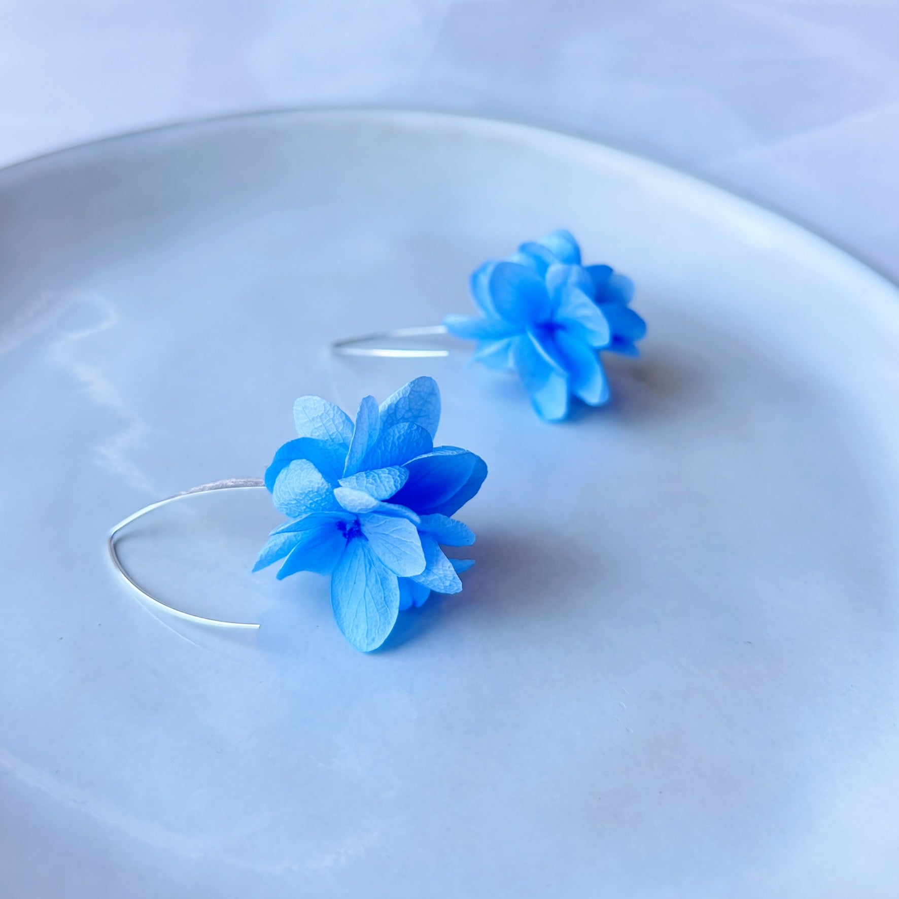 boucles d'oreilles fleur stabilisée bleue élégantes mariage bohème chic
