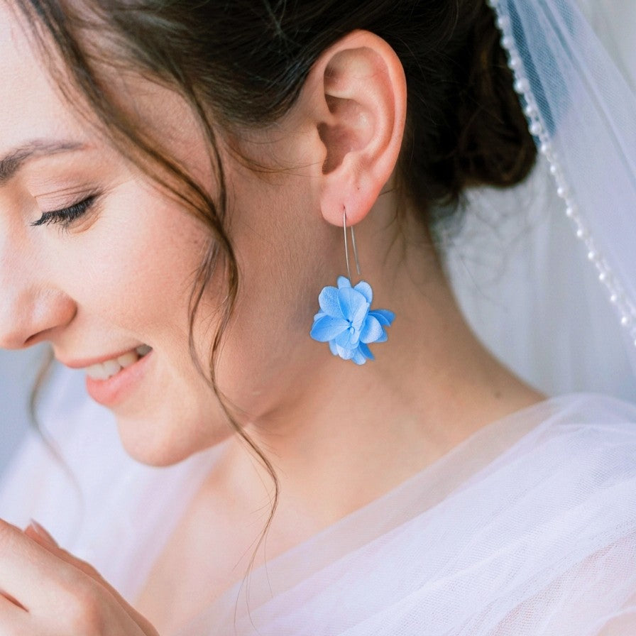 bijoux mariage fleur stabilisée bleue boucles d'oreilles pendantes hortensias stabilisés bleus