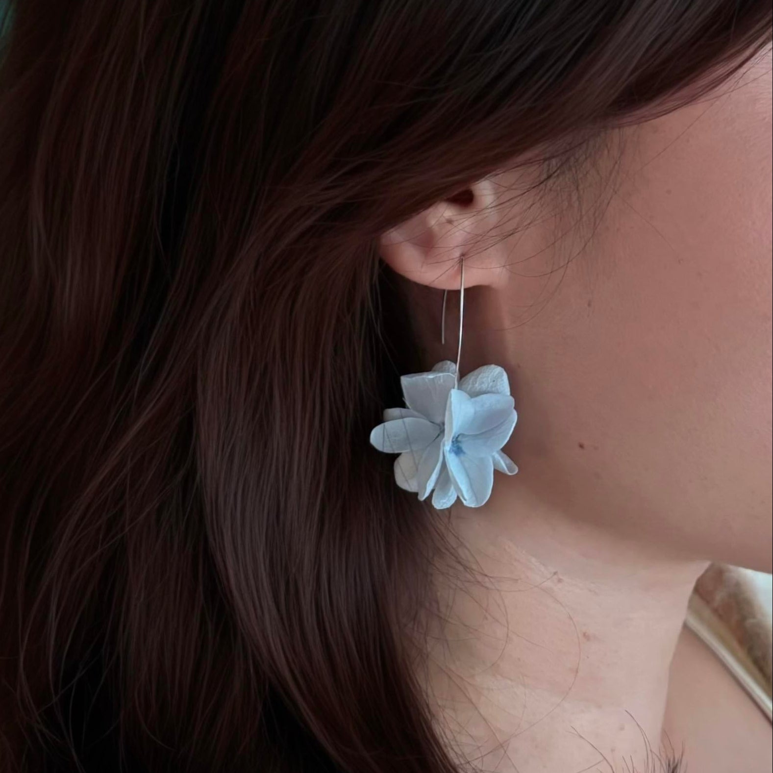 Parure de bijoux pour mariage en fleurs stabilisées bleu clair pastel, pour un mariage poétique et bohème chic.