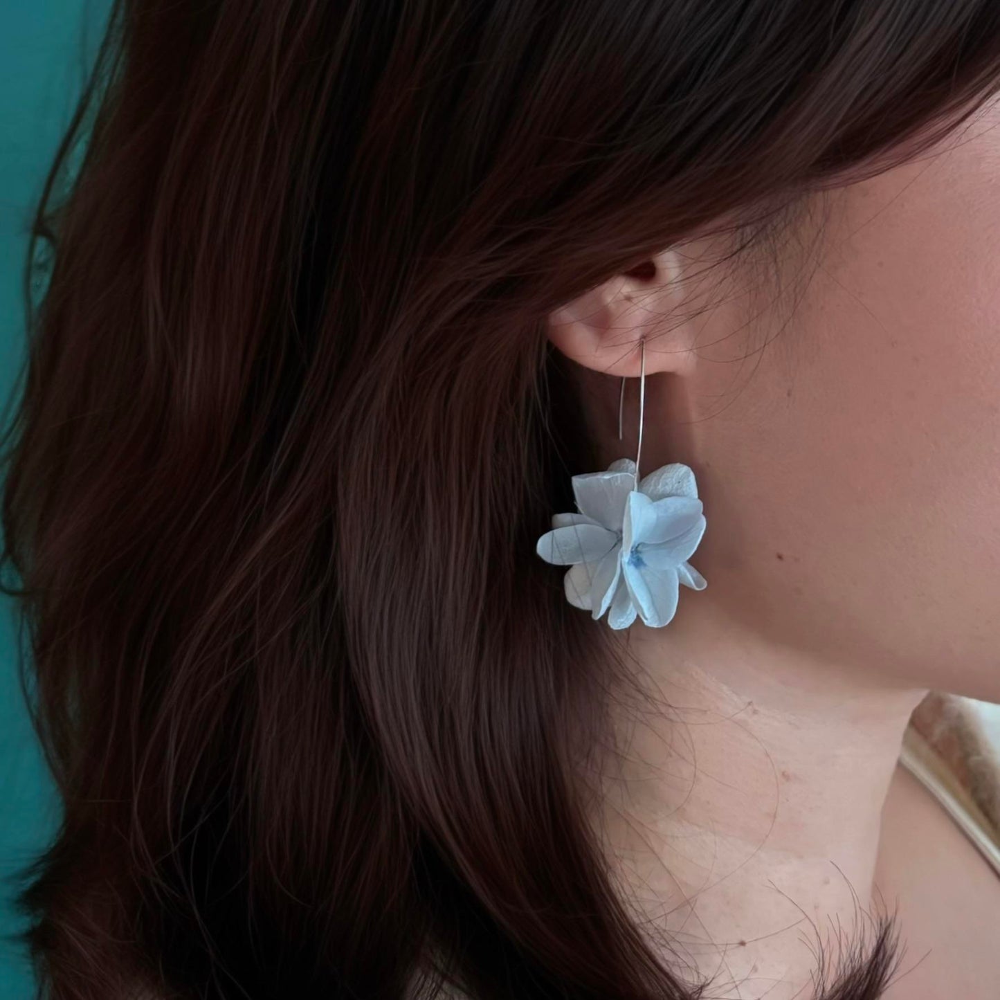 Boucles d'oreilles fleuries bleu ciel pour mariée romantique Hana&Alice.