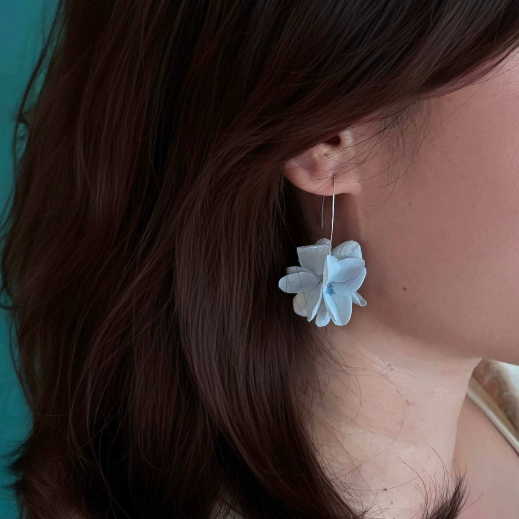 Boucles d'oreilles fleuries bleu ciel pour mariée romantique Hana&Alice.