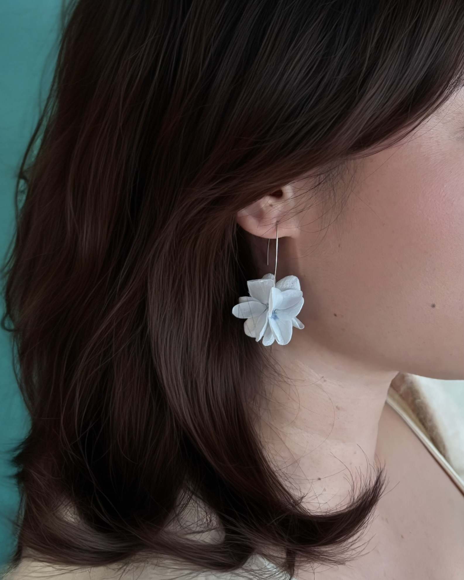 Boucles d'oreilles en fleurs stabilisées, en couleur bleu ciel, bleu clair et bleu pastel,  parfaits pour un look de mariage doux et raffiné.