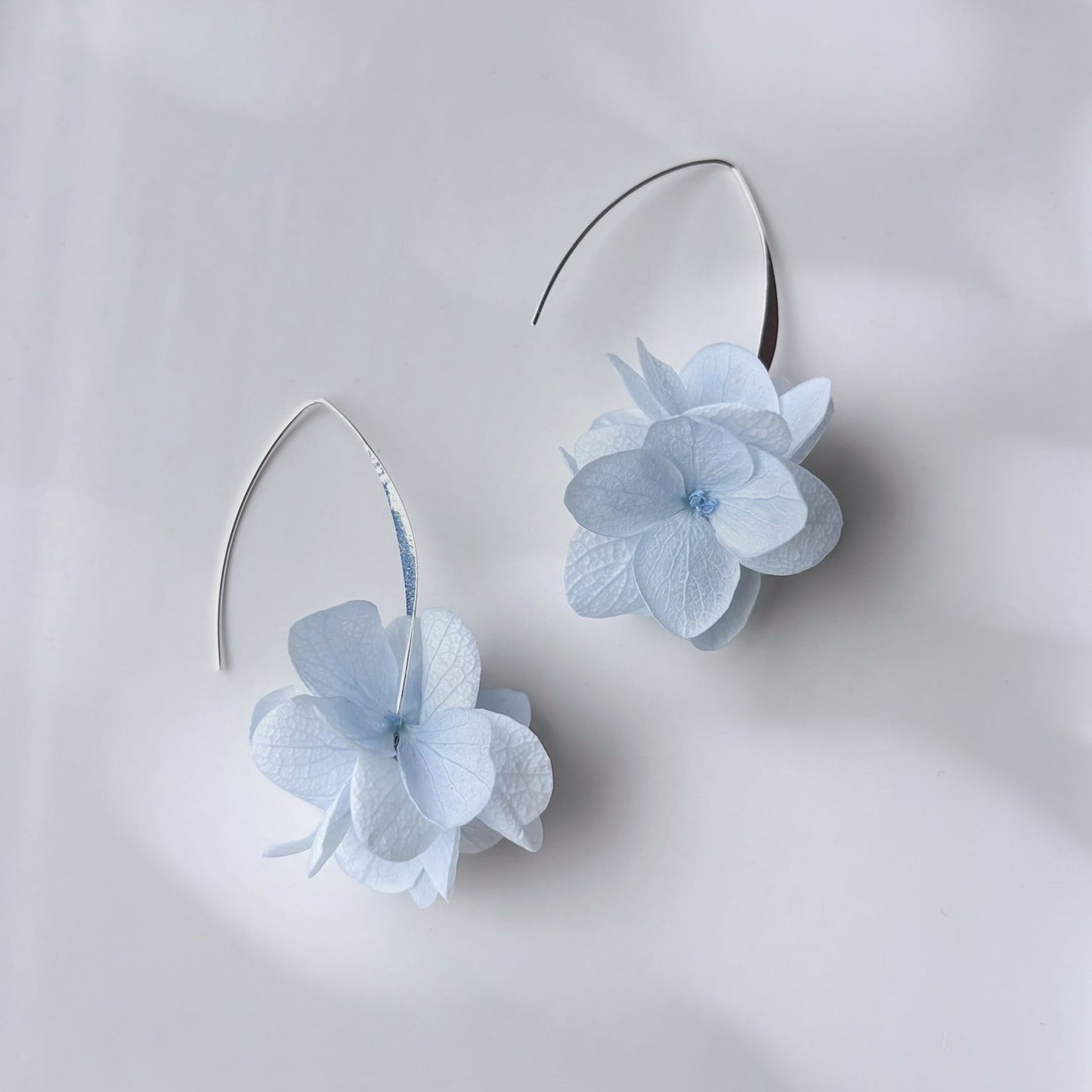 Bijoux floraux mariage bleu ciel, parfaits pour un look doux et raffiné.