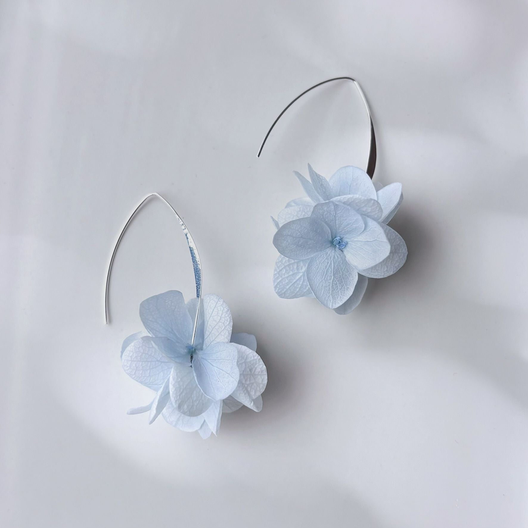 Bijoux floraux mariage bleu ciel, parfaits pour un look doux et raffiné.
