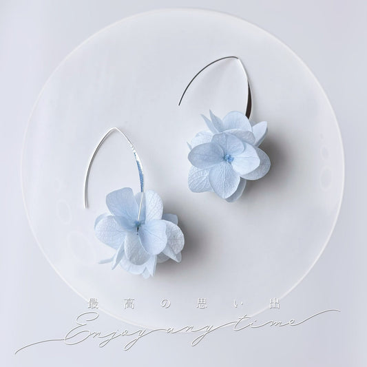 Parure bijoux mariage bleu pastel avec fleurs stabilisées, création artisanale française.