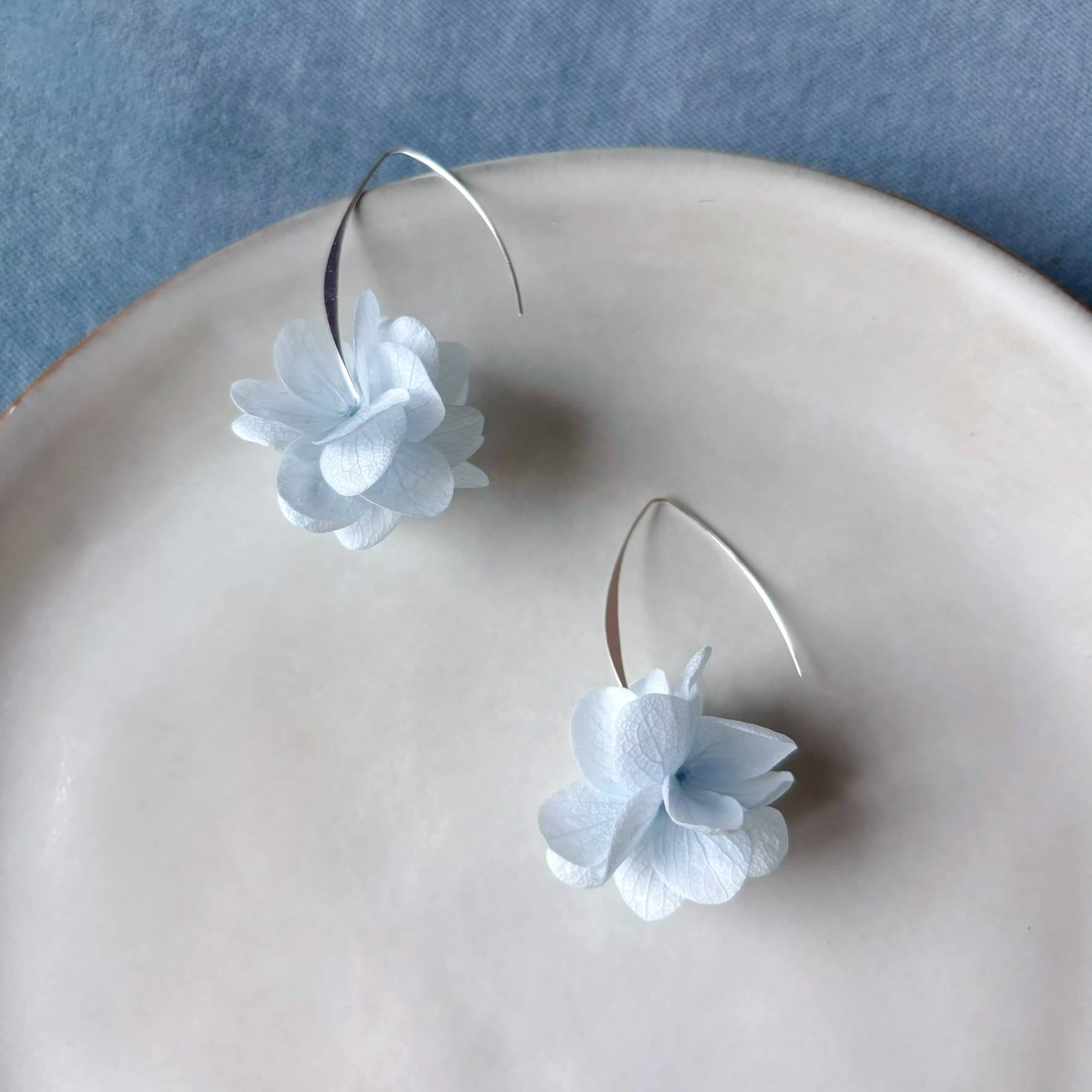 Boucles d’oreilles mariage Hana&Alice, fleurs bleues stabilisées et finition dorée.