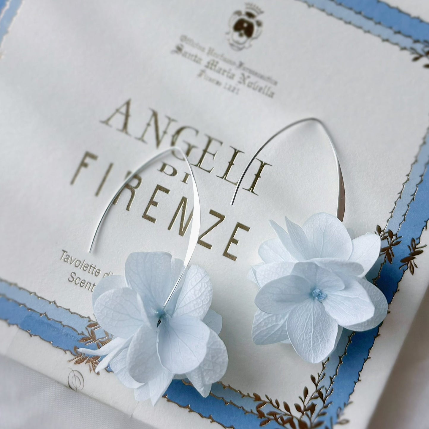 Bijoux floraux mariage bleu ciel, parfaits pour un look doux et raffiné.