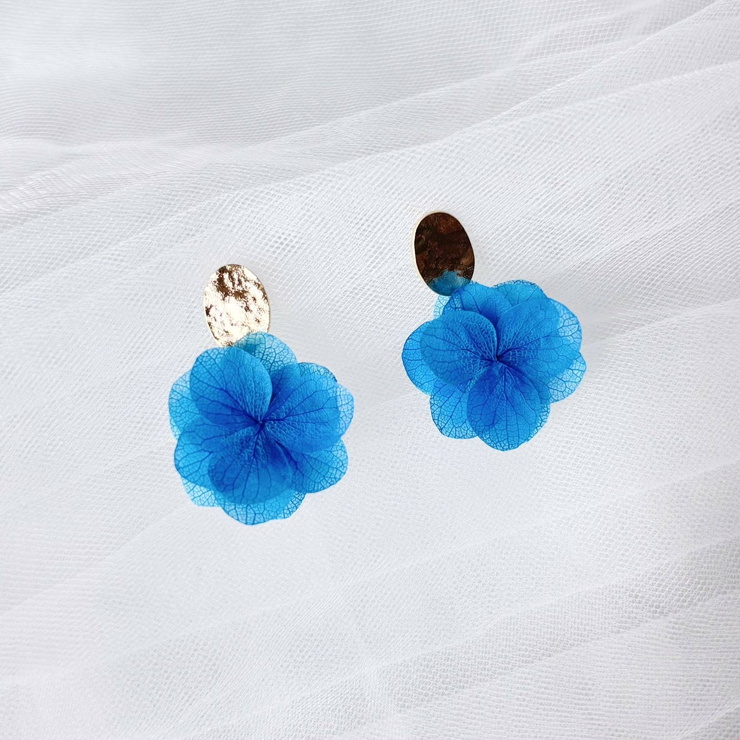 bijoux mariage fleur bleue moderne hortensias stabilisés, boucles d'oreilles fleur bleue accessoire mariage chic fait main
