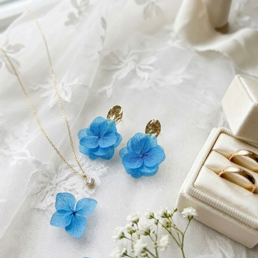 parure de bijoux mariage moderne fleur bleue, bijoux mariage fleurs stabilisées hortensias bleu fait main