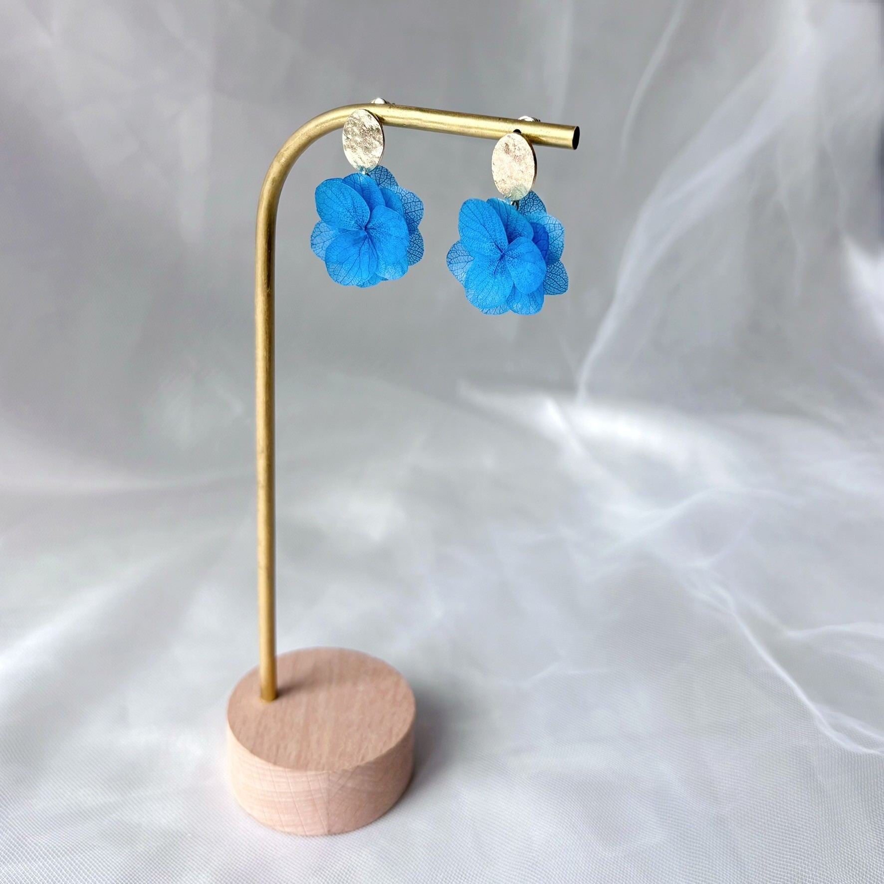 bijoux mariage fleurs stabilisées bleues élégantes, boucles d'oreilles fleur bleue accessoire mariage bord de mer