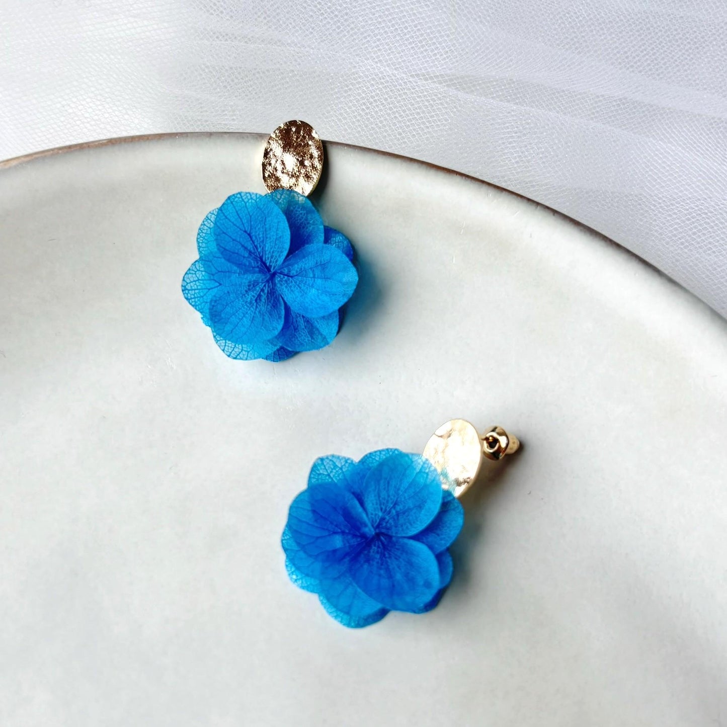 boucles d'oreilles fleur bleue mariage bohème chic, parure de bijoux mariage moderne fleurs bleues stabilisées