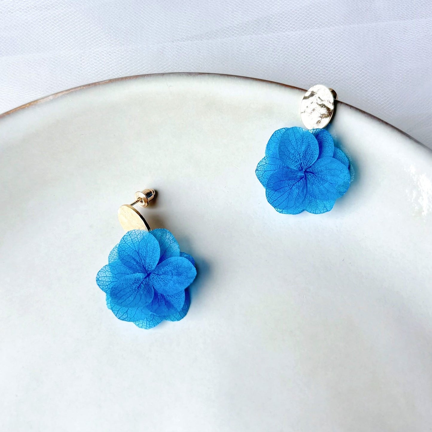 boucles d'oreilles hortensias bleus mariage chic, bijoux mariage fleurs stabilisées bleu naturel Hana&Alice