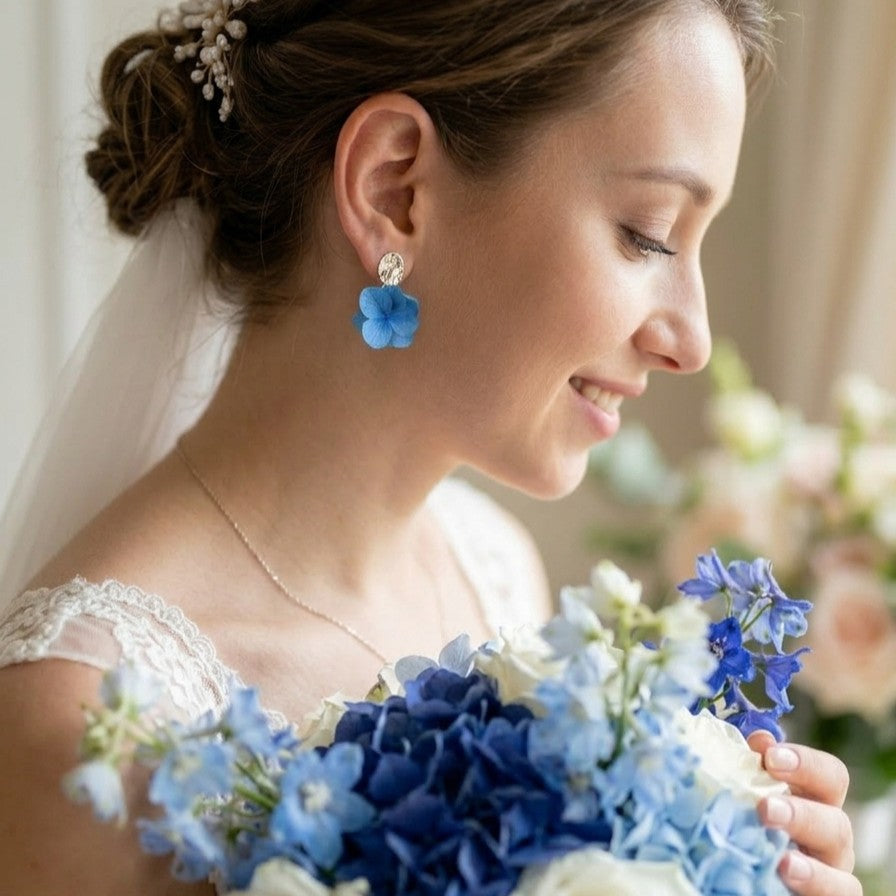 boucles d'oreilles mariage chic fleur bleue fait main, bijoux mariage fleurs stabilisées bleu hortensias fait main Hana&Alice