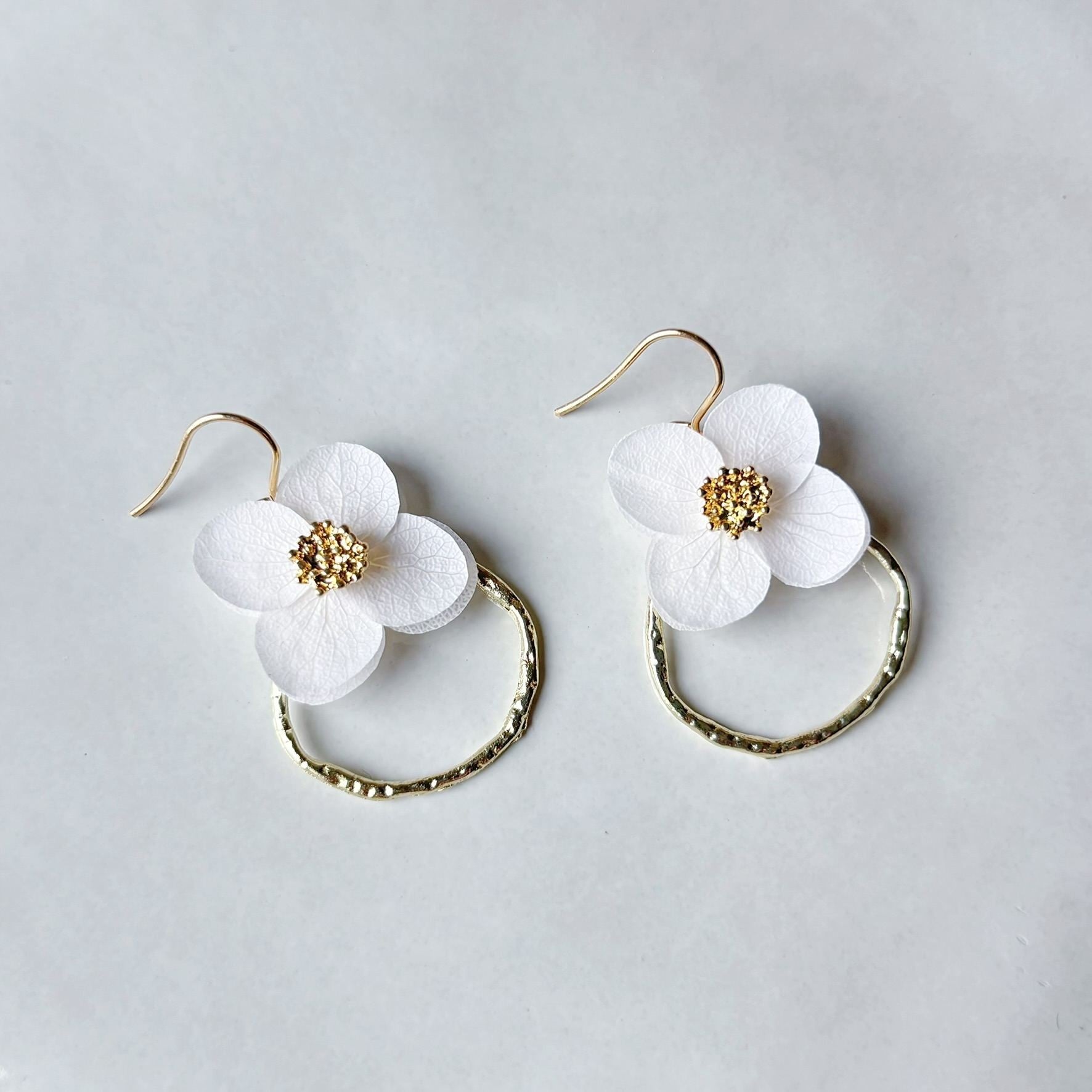 Boucles d’oreilles en fleurs stabilisées blanches, couronne ronde irrégulière et perle dorée
