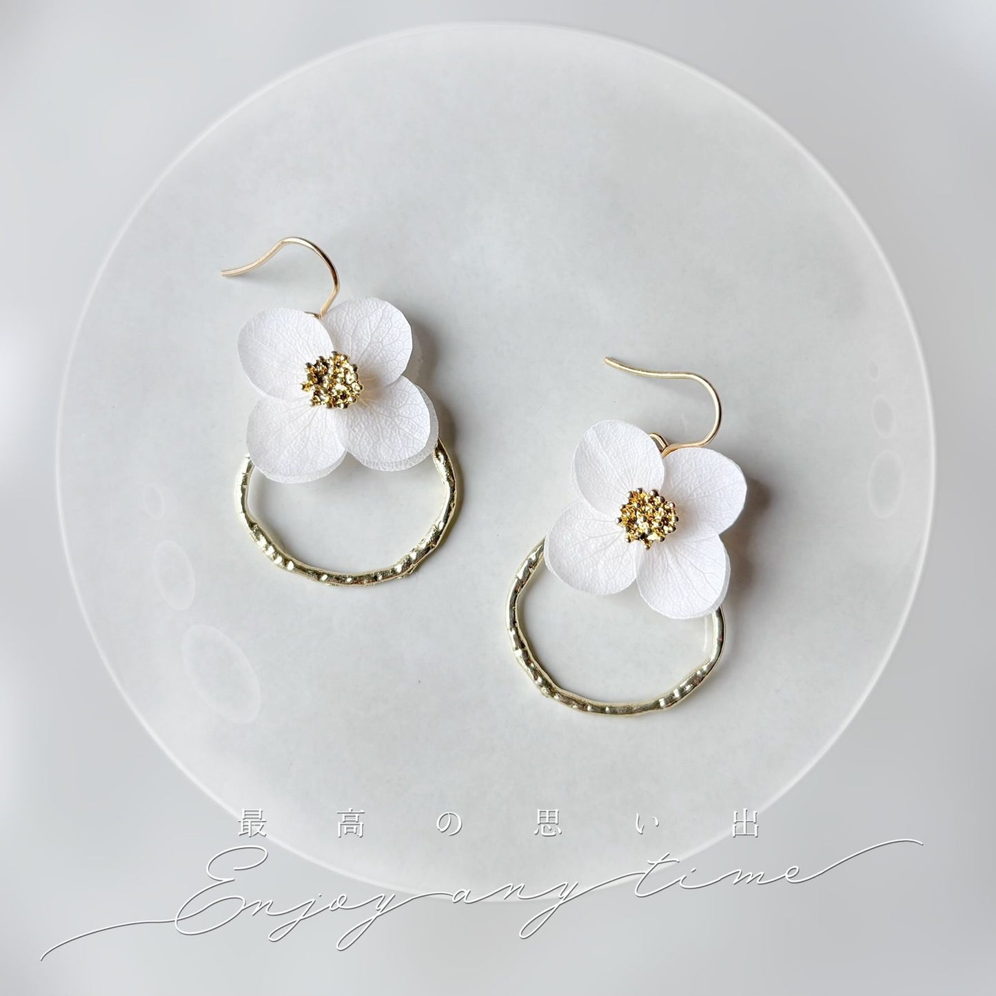 Boucles d’oreilles mariage en hortensias stabilisés avec perle dorée, bijoux faits main Hana&Alice
