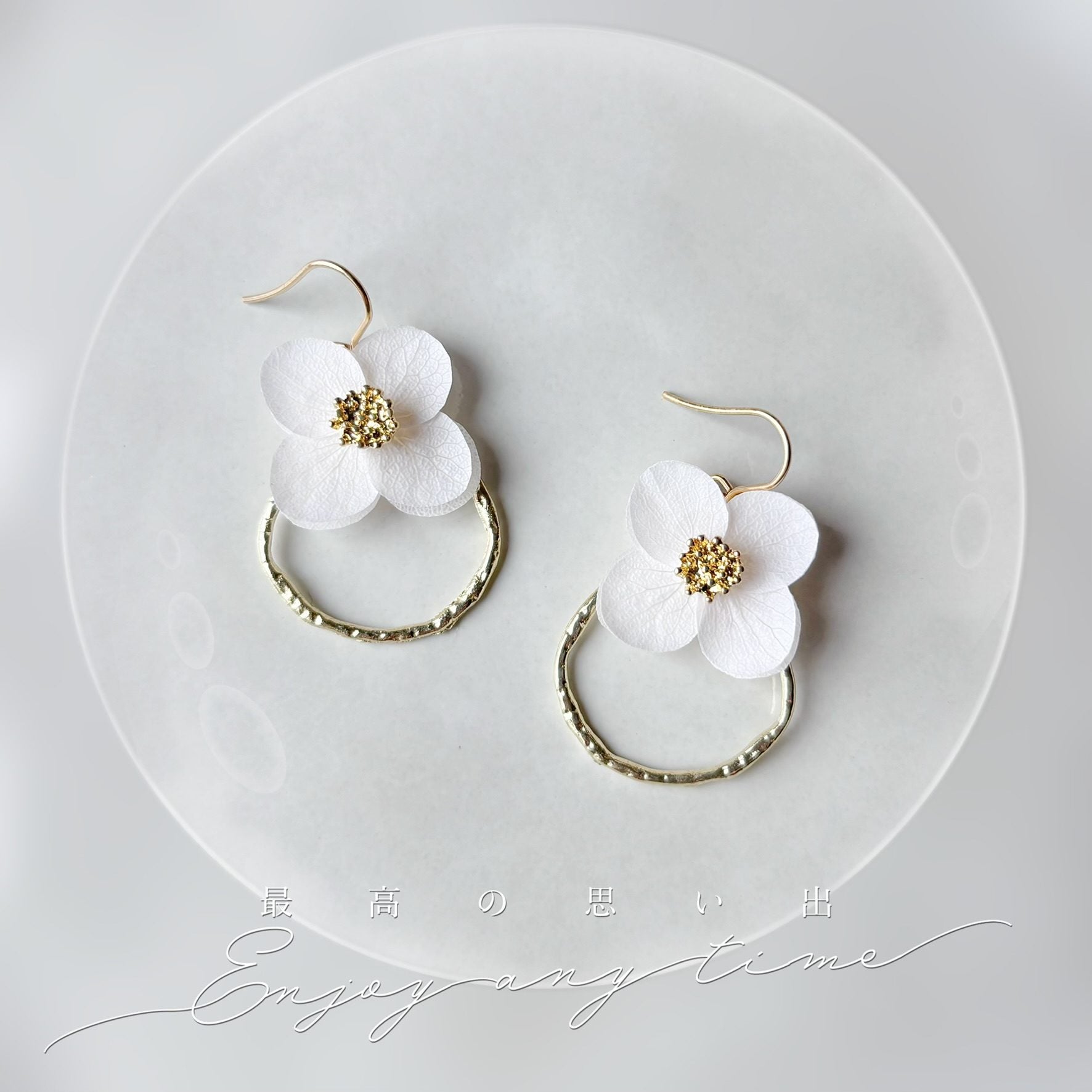Boucles d’oreilles mariage en hortensias stabilisés avec perle dorée, bijoux faits main Hana&Alice
