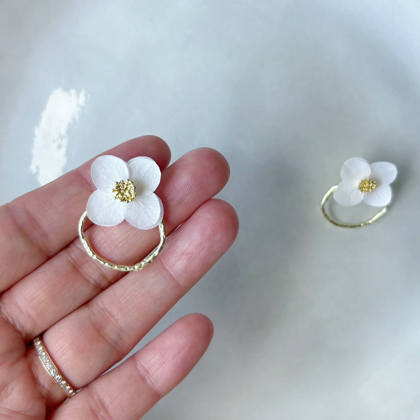Boucles d’oreilles mariage Hana&Alice, création artisanale fleurs stabilisées et perle