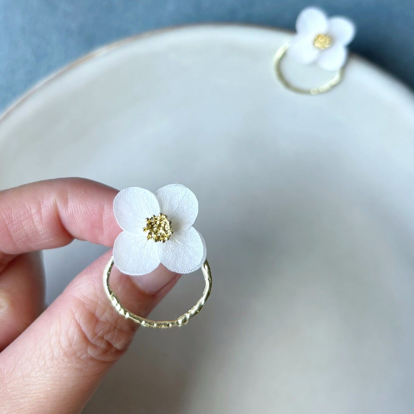 Boucles d’oreilles mariage artisanales, fleurs stabilisées et perle dorée pour mariée