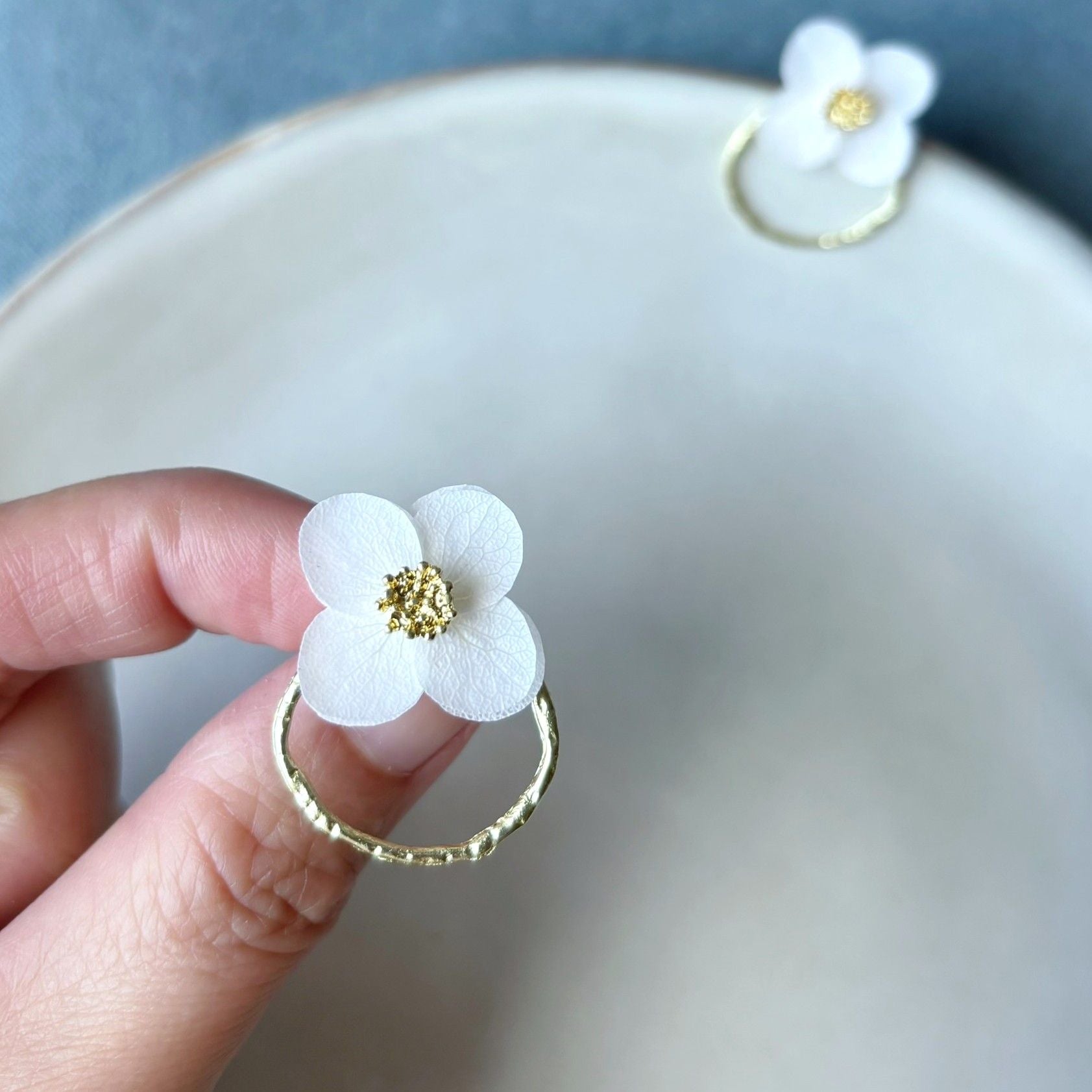 Boucles d’oreilles mariage artisanales, fleurs stabilisées et perle dorée pour mariée