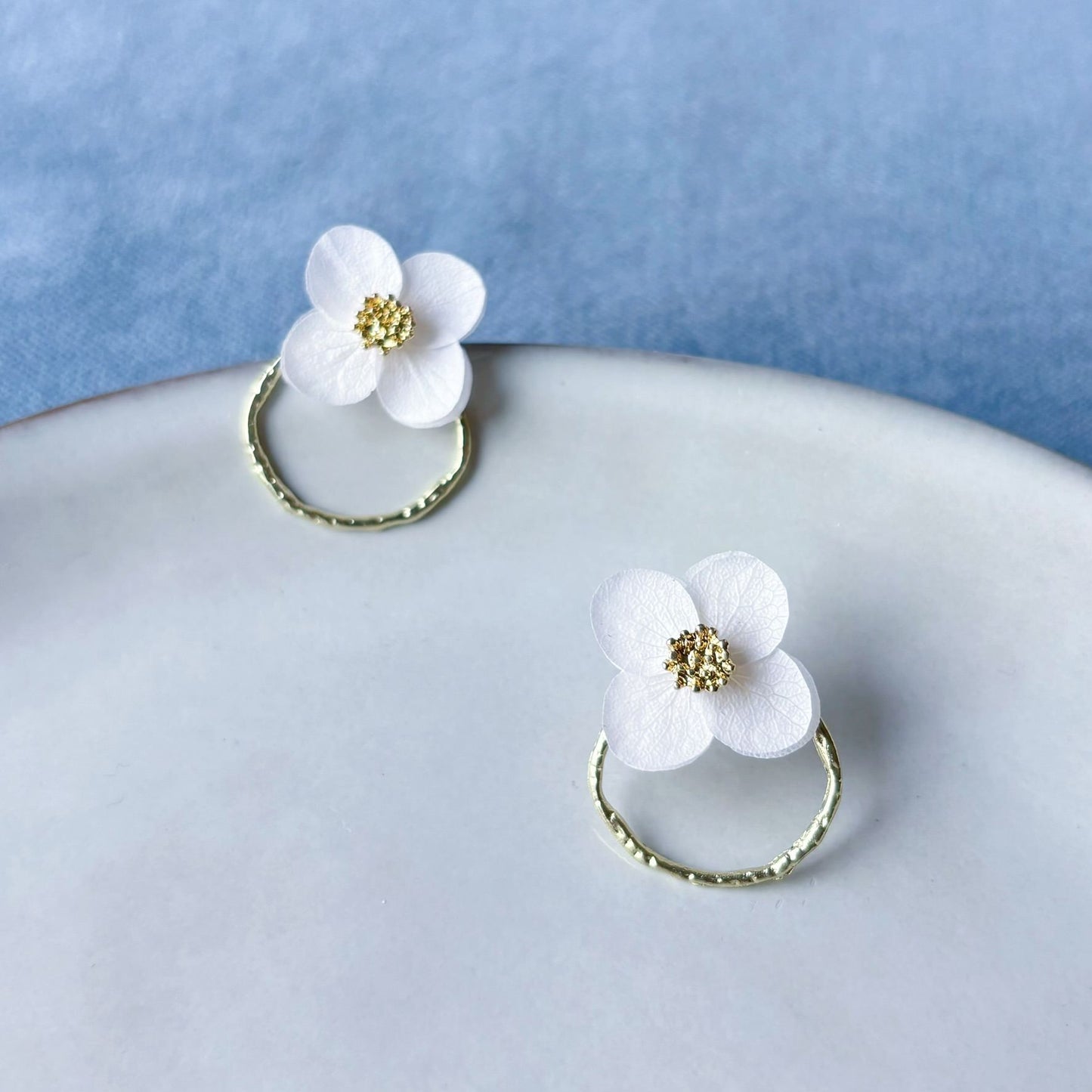 Puces d’oreilles fleurs stabilisées mariage, bijoux mariée élégant et discret