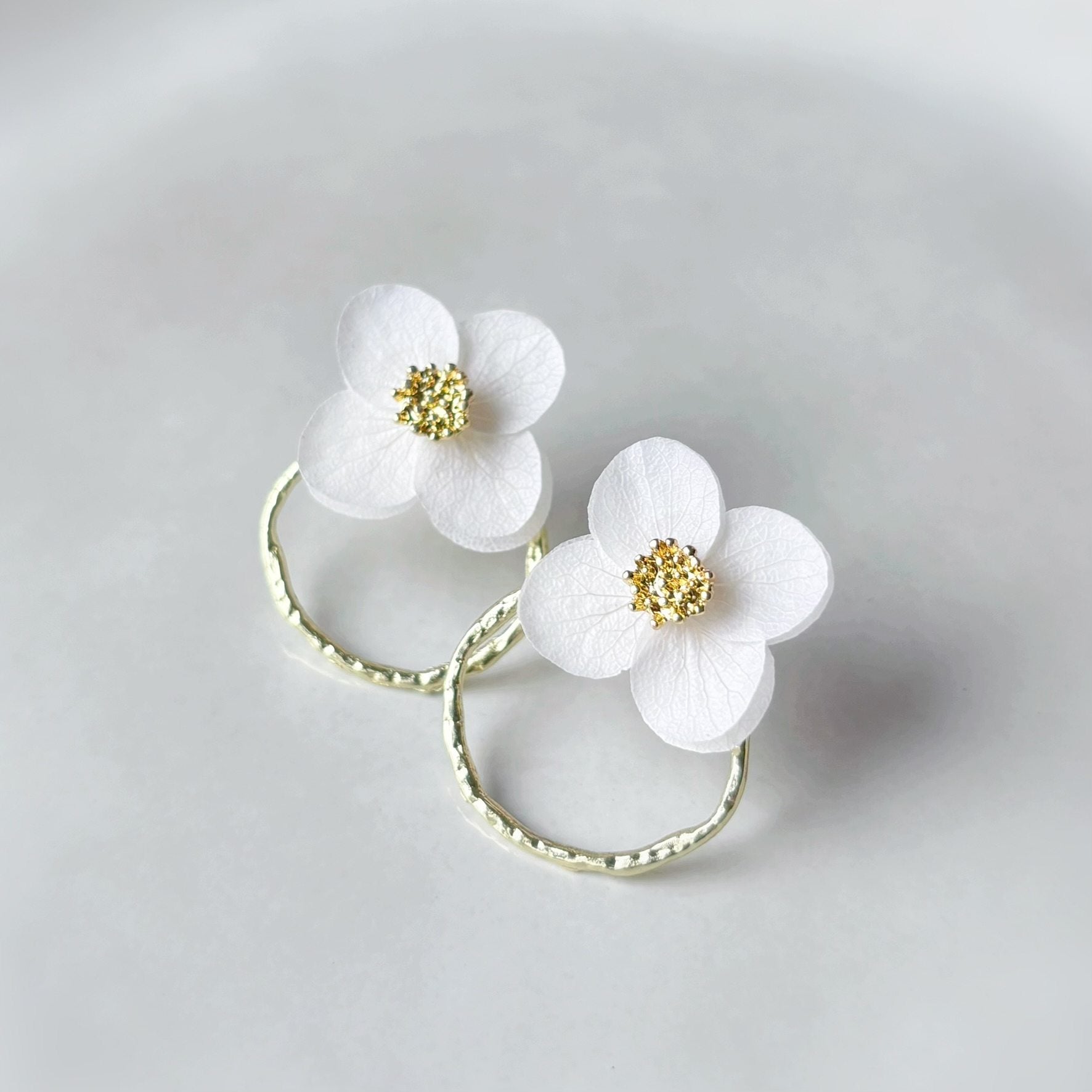 Bijoux pour mariée en hortensias stabilisés, création artisanale bohème chic