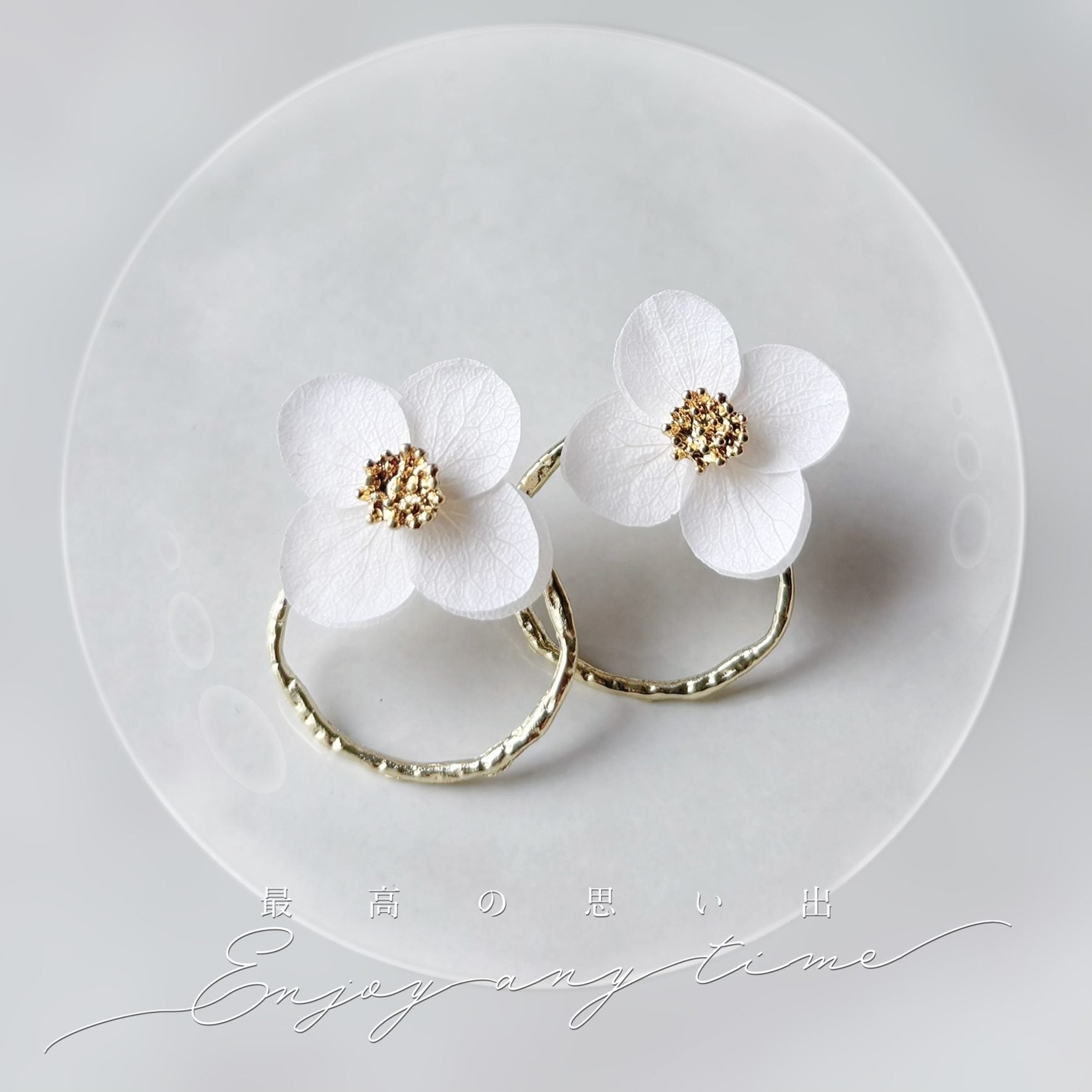 Bijoux mariage faits main, boucles d’oreilles mariée perle et fleurs stabilisées