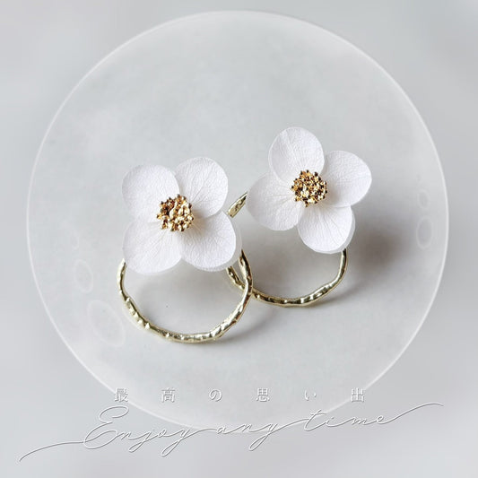 Bijoux mariage faits main, boucles d’oreilles mariée perle et fleurs stabilisées