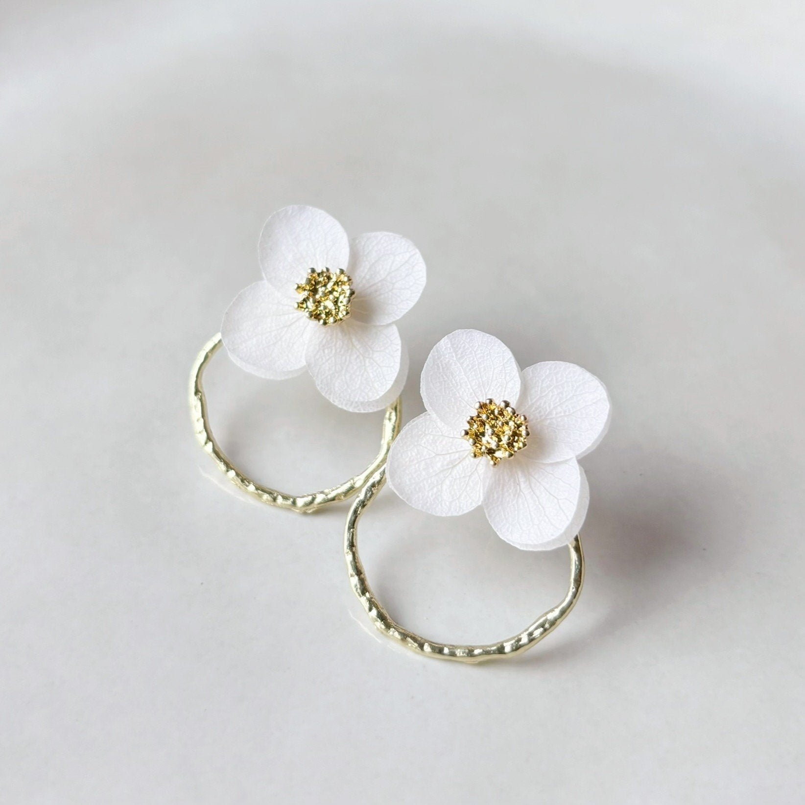 Boucles d’oreilles Hana&Alice, créole torsadée avec fleurs stabilisées et perle centrale