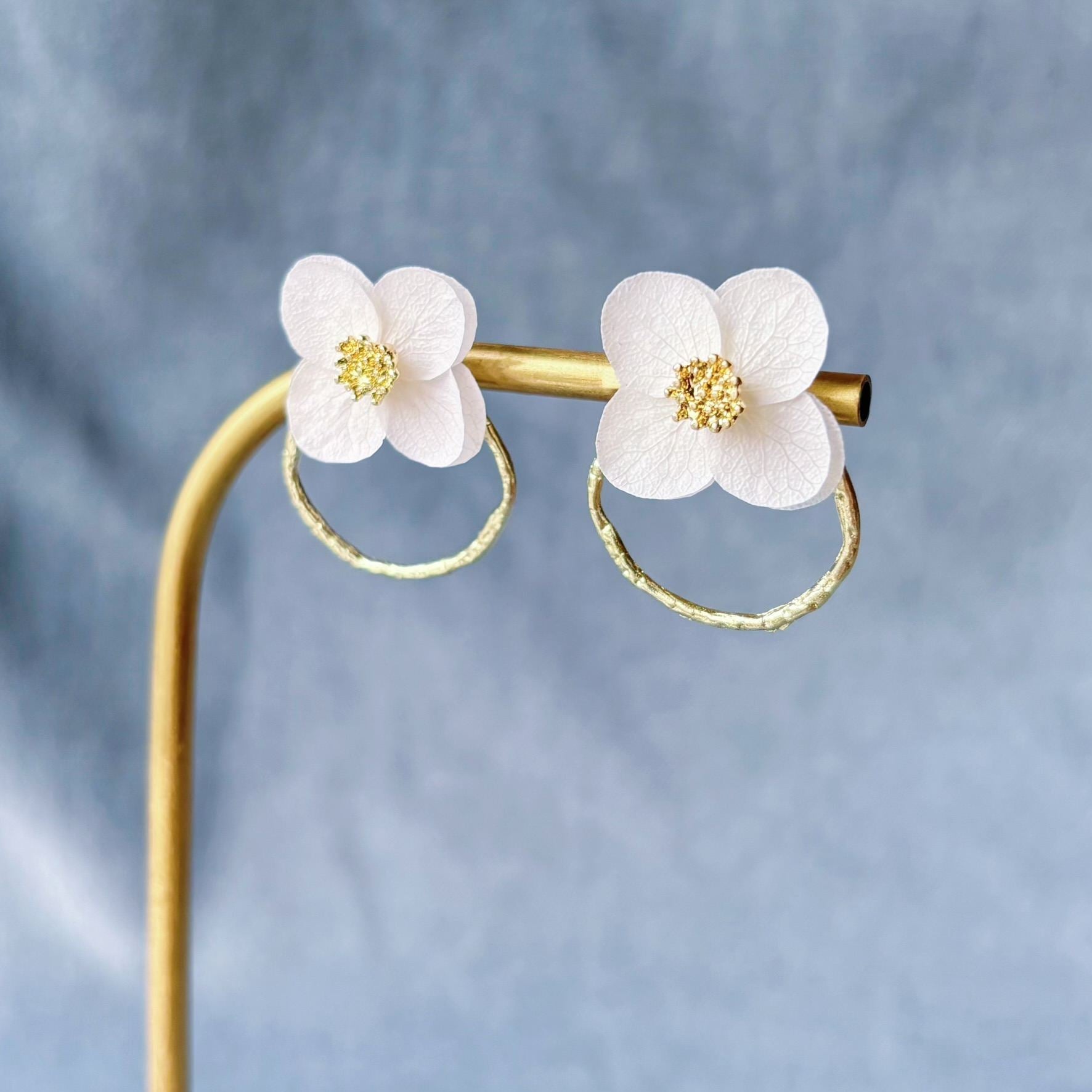 Puces d’oreilles mariage bohème chic, fleurs stabilisées et bijoux mariée fait main