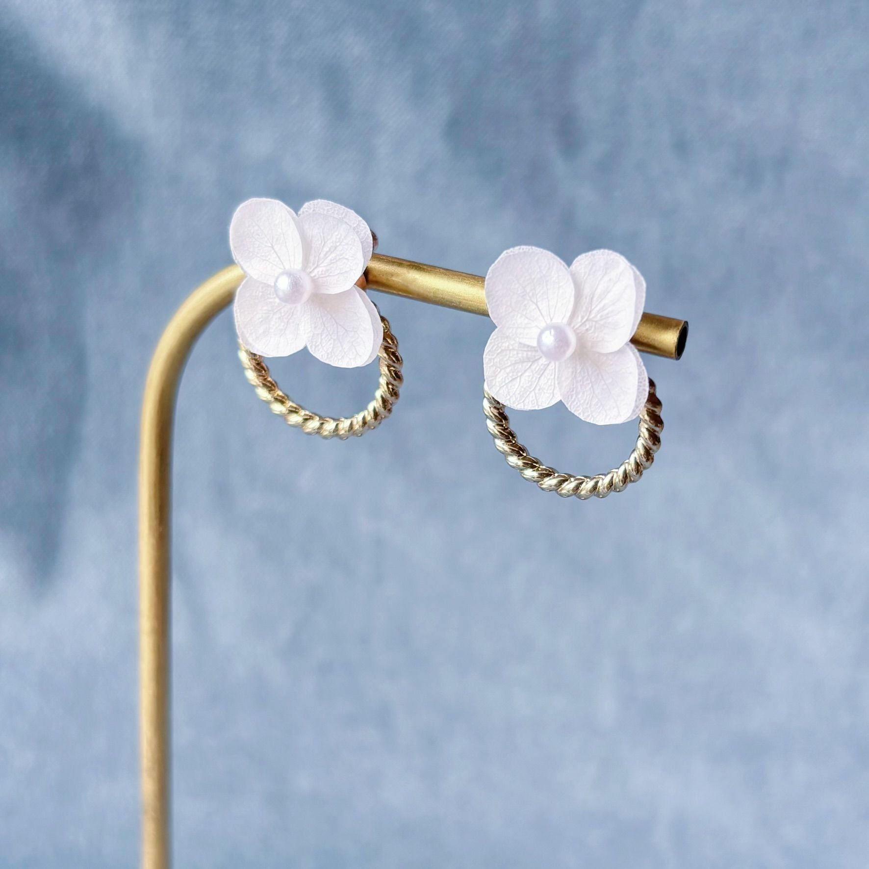 Bijoux mariage faits main Hana&Alice, créole torsadée florale