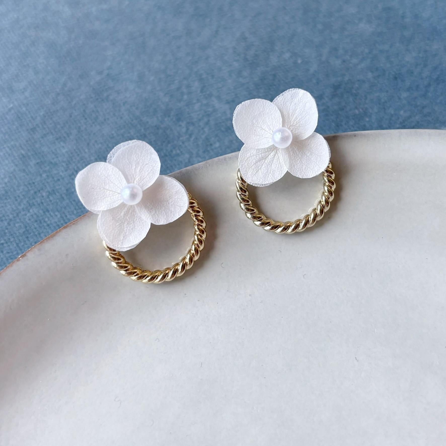 Boucles d’oreilles mariage élégantes pour mariée, fleurs stabilisées