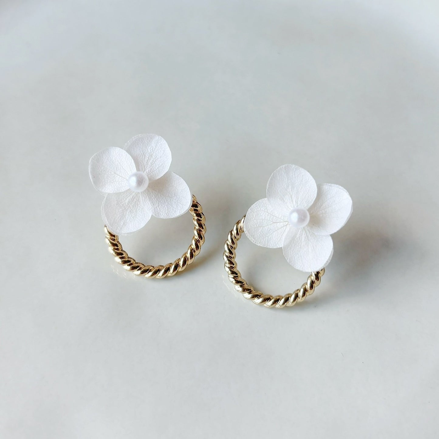 Boucles d’oreilles mariage artisanales, fleurs stabilisées et perle