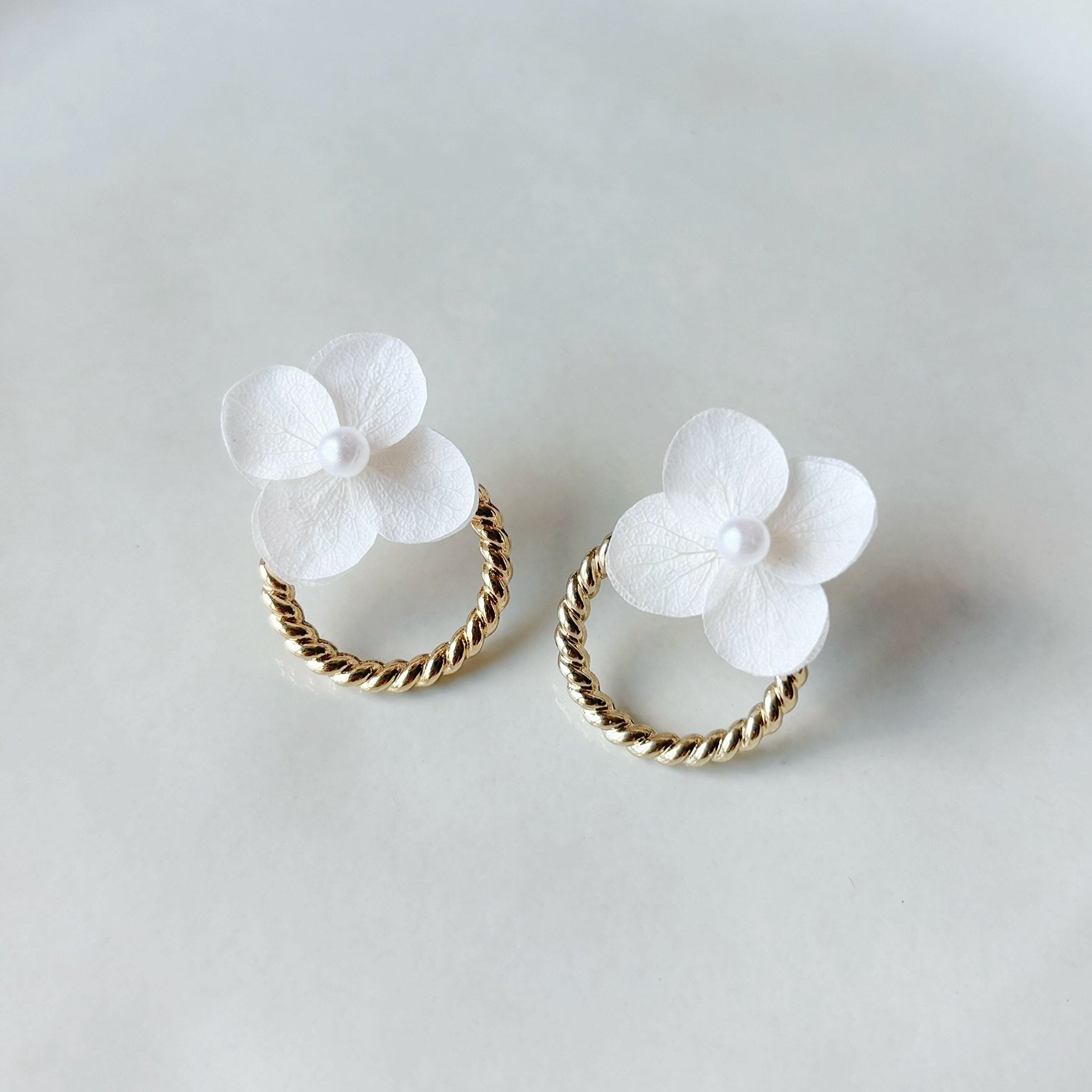 Boucles d’oreilles mariage artisanales, fleurs stabilisées et perle