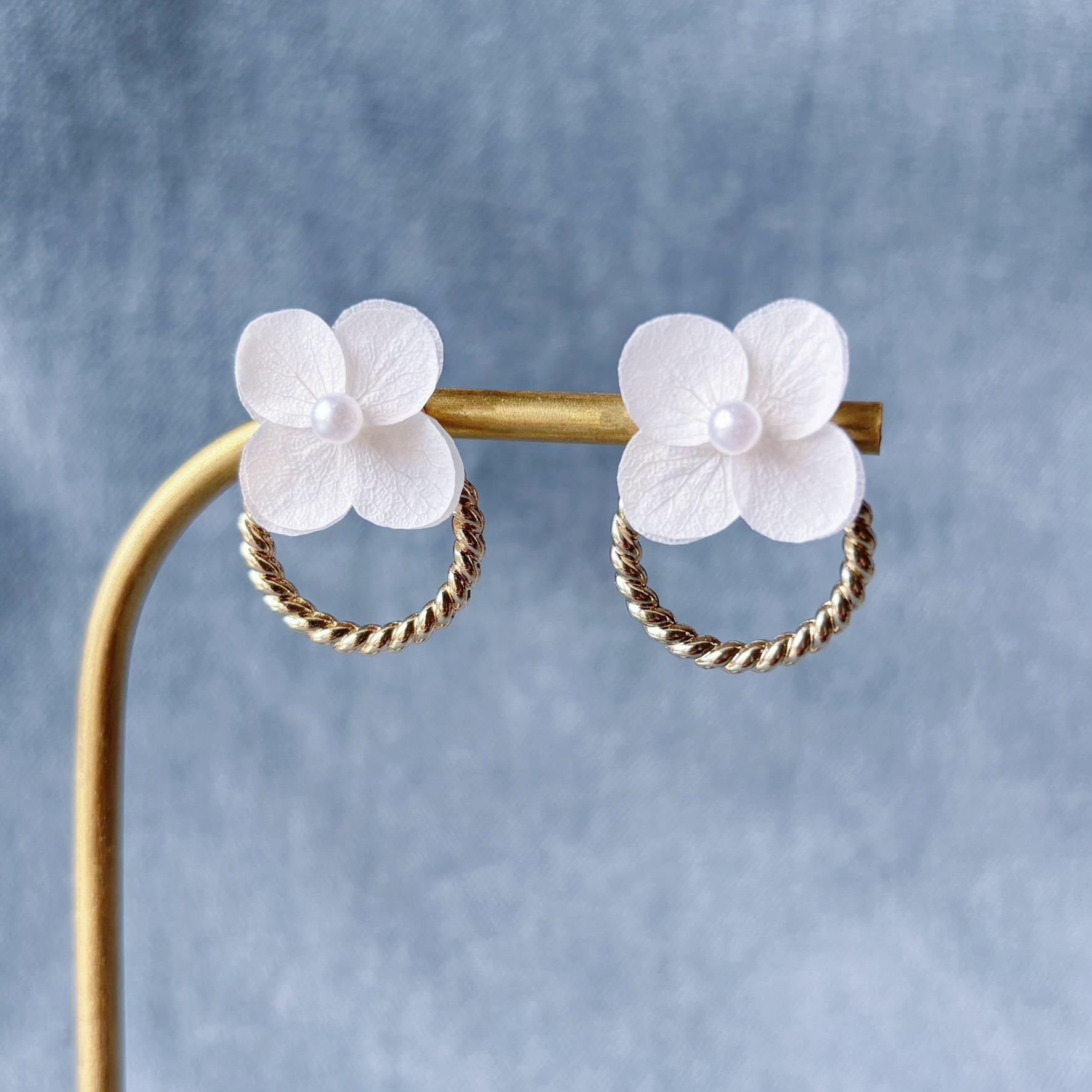 Parure bijoux mariage florale avec boucles d’oreilles en fleurs stabilisées