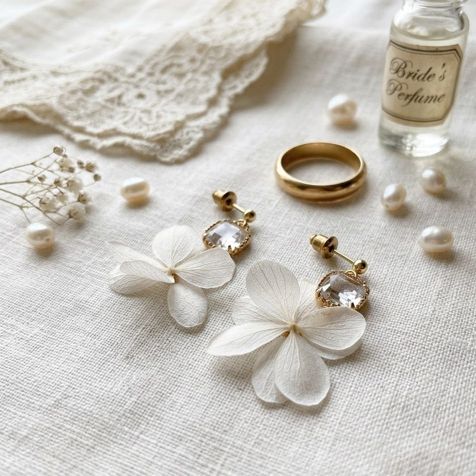 Boucles d’oreilles mariage fleurs stabilisées hortensia blanc – Hana&Alice