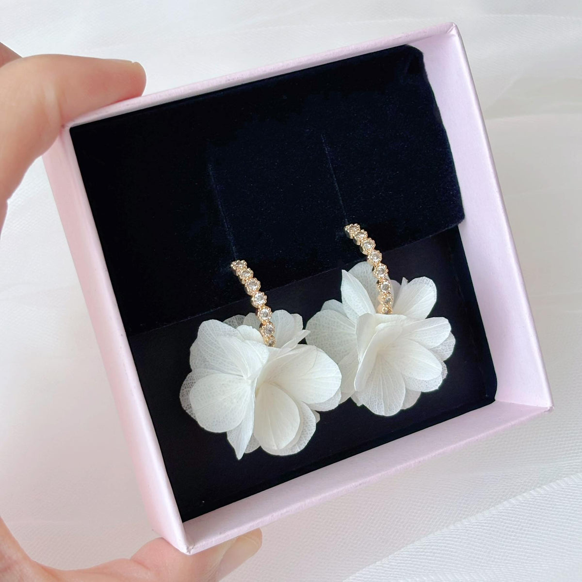 Accessoire de mariage chic avec fleurs blanches et cristaux brillants, idéal pour illuminer le visage avec douceur