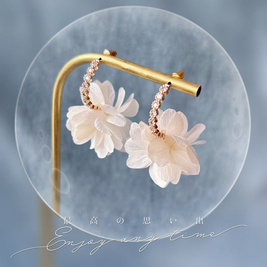 Boucles d’oreilles élégantes avec pétales d’hortensias blanc crème et strass scintillants, parfaites pour une mariée romantique