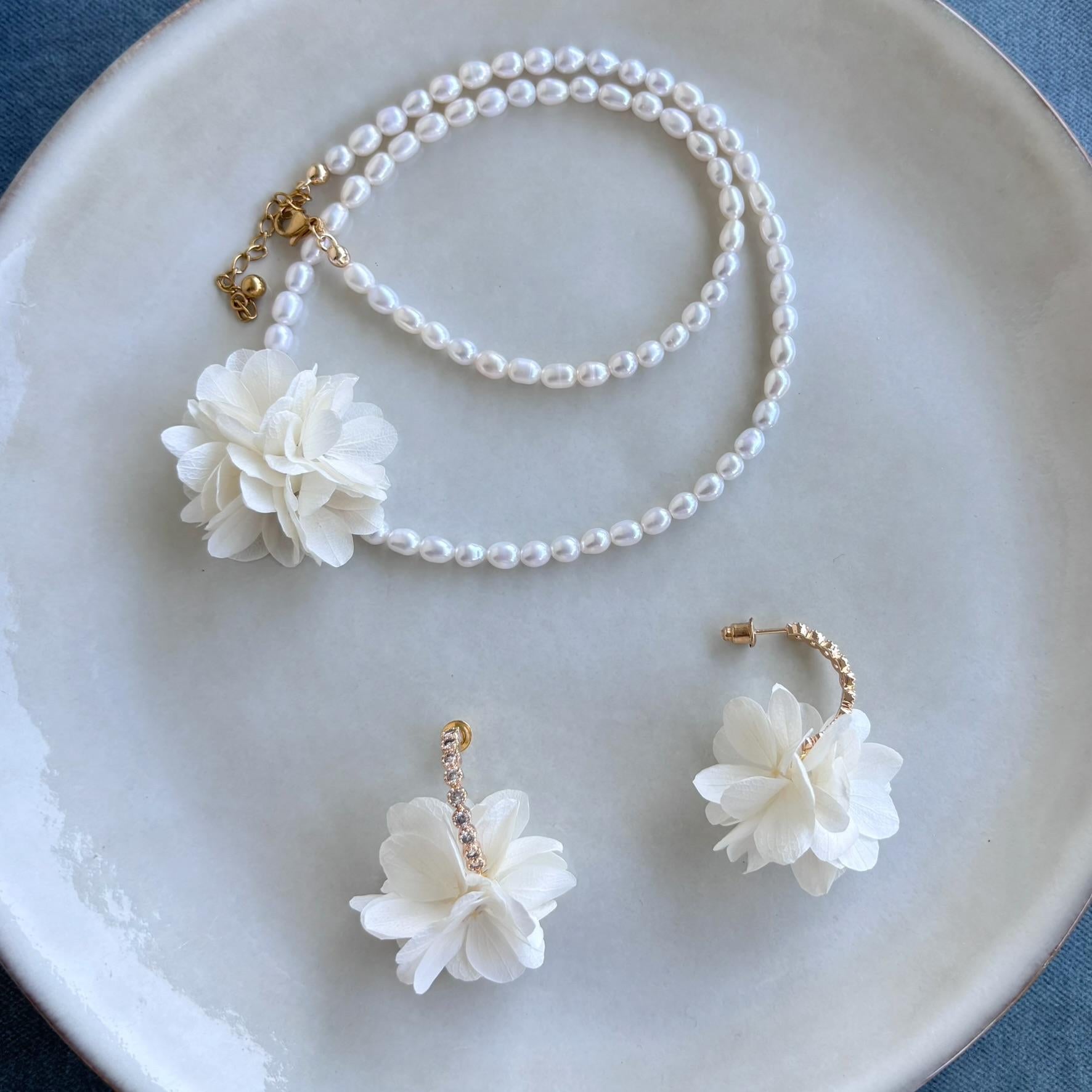 Accessoire raffiné pour événement spécial, avec fleurs d’hortensias et cristaux sur crochets dorés élégants