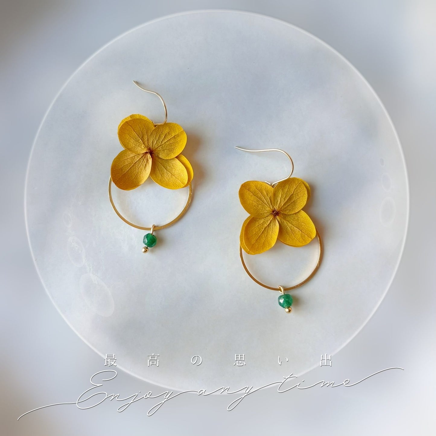Boucles d’oreilles fines avec touches florales jaune et pierre naturelle pastel