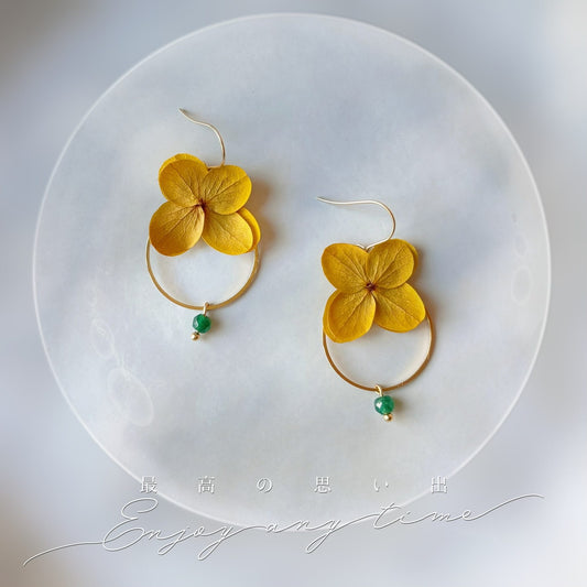 Boucles d’oreilles Hana&Alice en fleurs stabilisées jaune avec perle jaune, bijoux mariage fait main pour mariée ou demoiselles d’honneur.