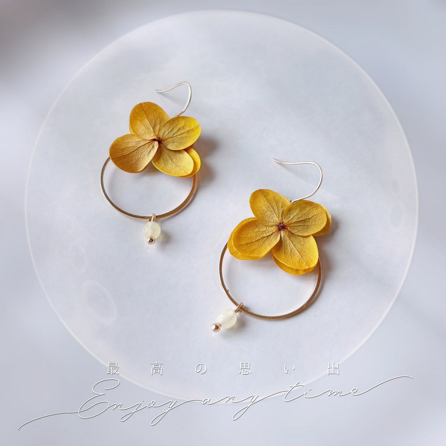 Bijoux mariage fleurs stabilisées jaune et perle vert sapin, boucles d’oreilles élégantes pour parure mariage jaune.