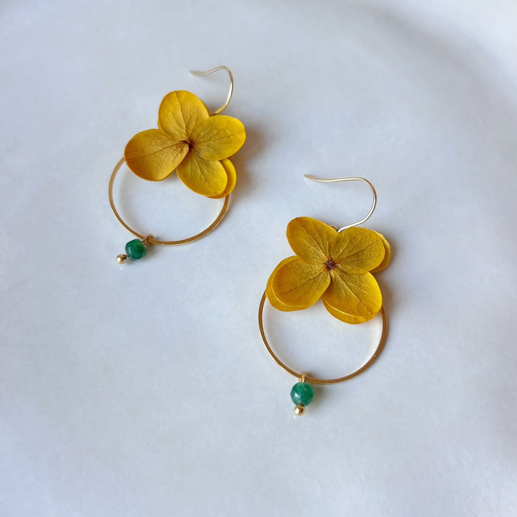 Boucles d’oreilles fleurs stabilisée Hana&Alice avec perle jaune, cadeau unique pour témoins ou demoiselles d’honneur.