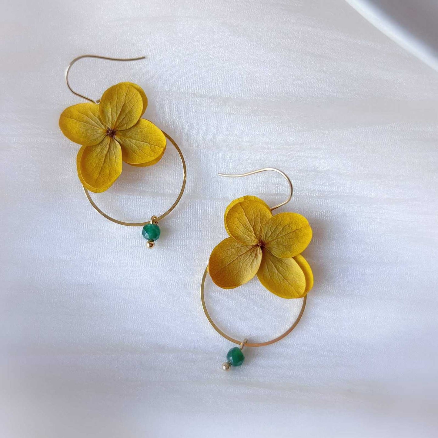 Bijoux mariage faits main avec fleurs stabilisées jaune et perle jaune, cadeau floral pour témoins ou occasions spéciales.