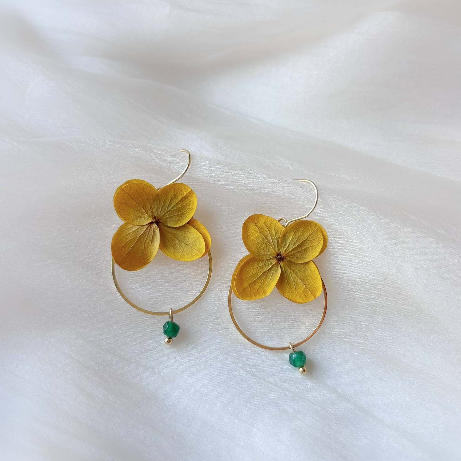 Bijoux mariage uniques, boucles d’oreilles fleurs stabilisées jaune avec perle naturelle, idée cadeau témoins ou demoiselles d’honneur.